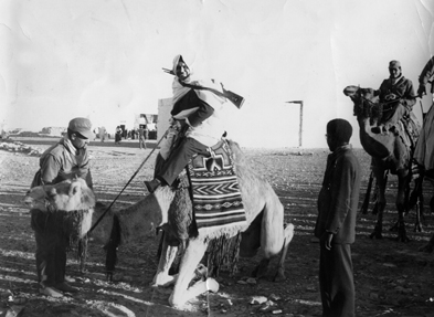 Lazhar Chraïti à dos de chameau dans le désert du Sud tunisien.
