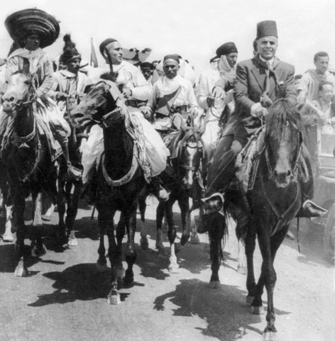 Lazhar Chraïti à cheval, entouré de ses troupes, lors de l'arrivée de Bourguiba en Tunisie.